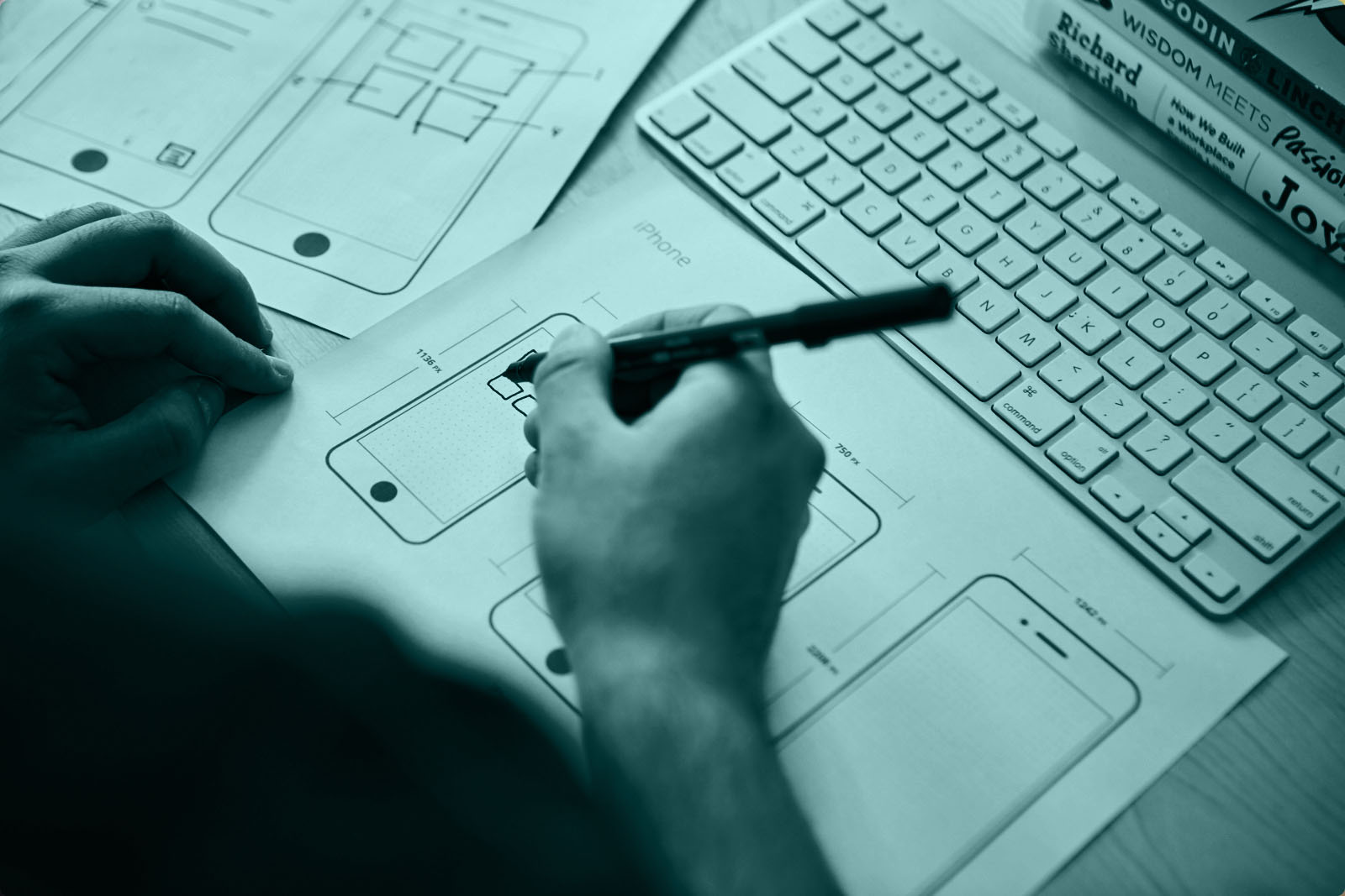 Imagem ilustrativa das mãos de um homem sobre o teclado de um notebook